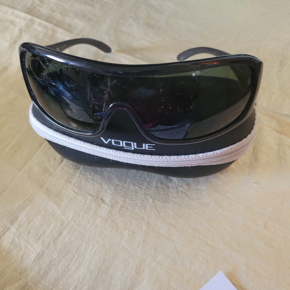 Vogue Black Glasses Sleek Modern Design